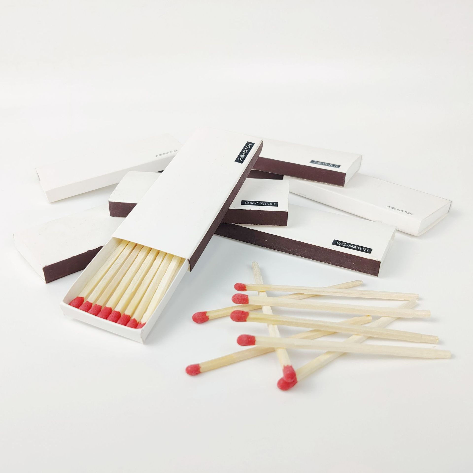 Готовые ароматизированные свечи длинные палочные спички продленные сигары черно-белая голова надписи торт комната выпечки спичечная коробка