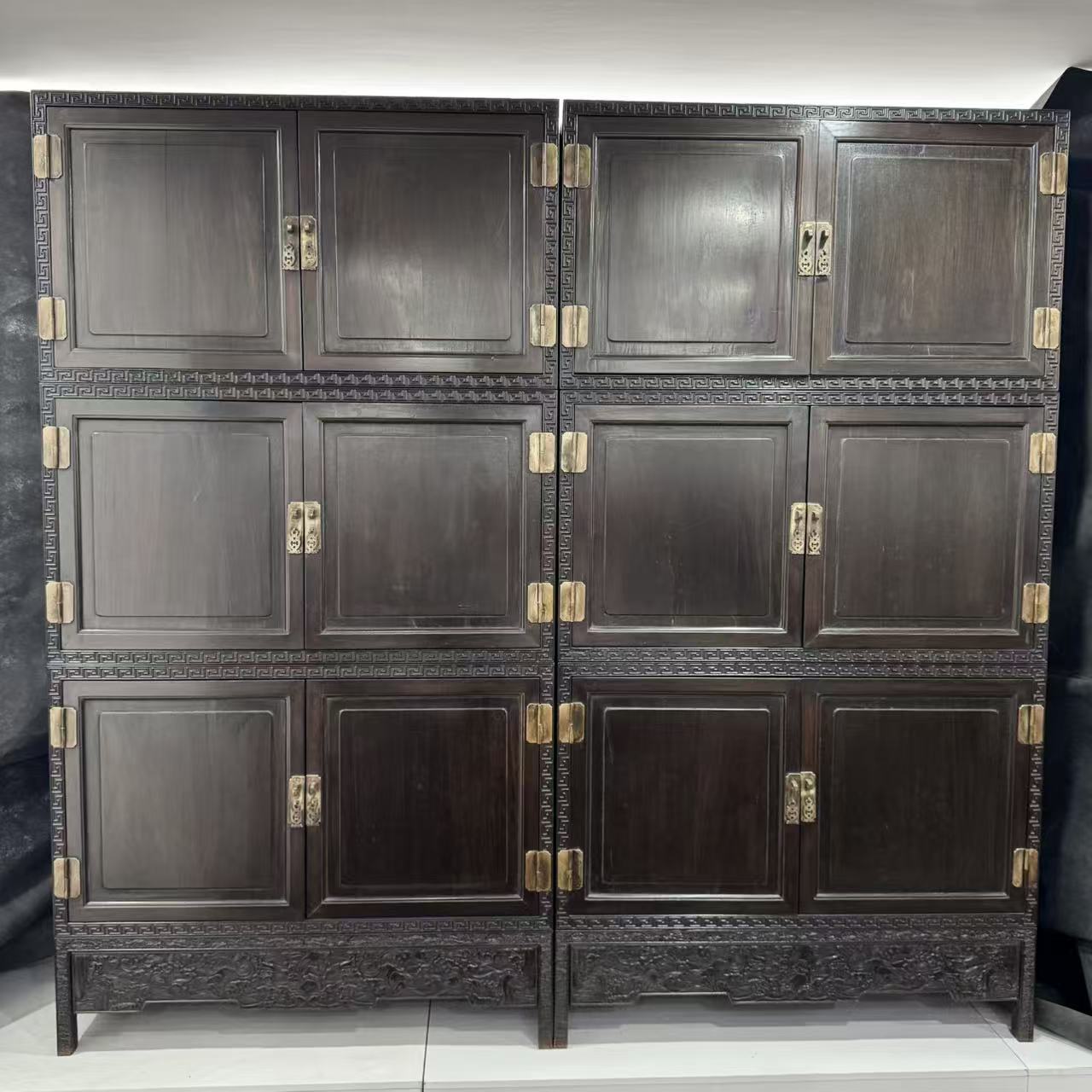 Пара верхних шкафов J12 из прозрачного розового дерева (110*45*189.5)