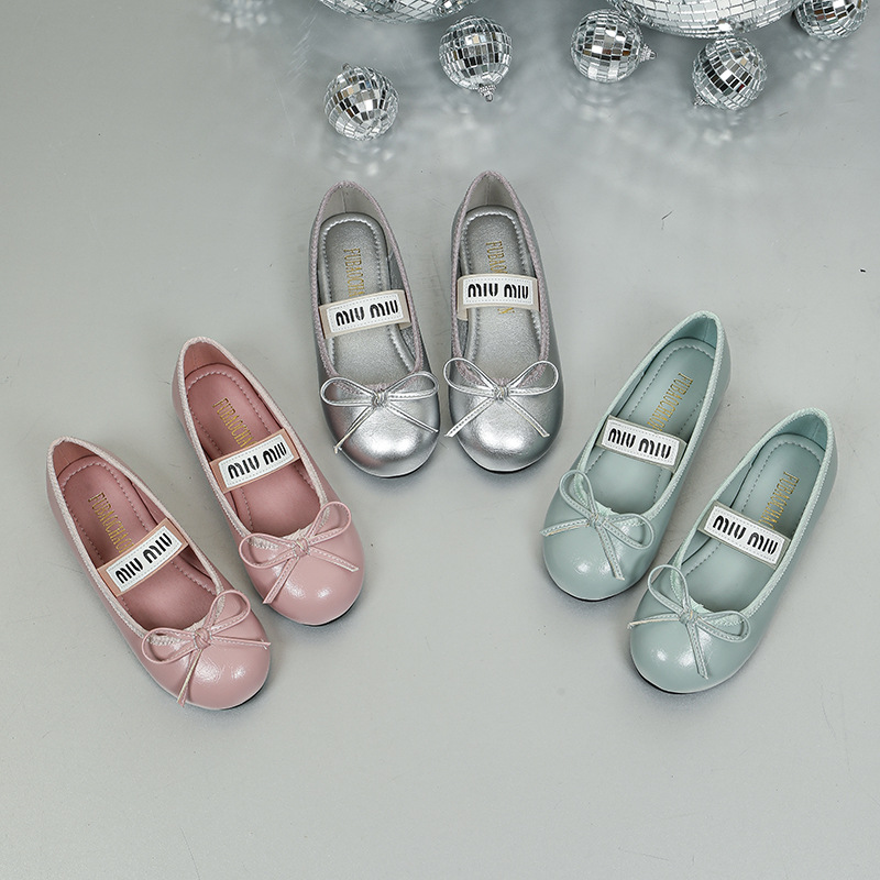 Маленькие кожаные туфли для девочек, весна и осень, новые, с бантом, мягкая подошва, квадратный носок, эластичный ремешок, обувь для девочек