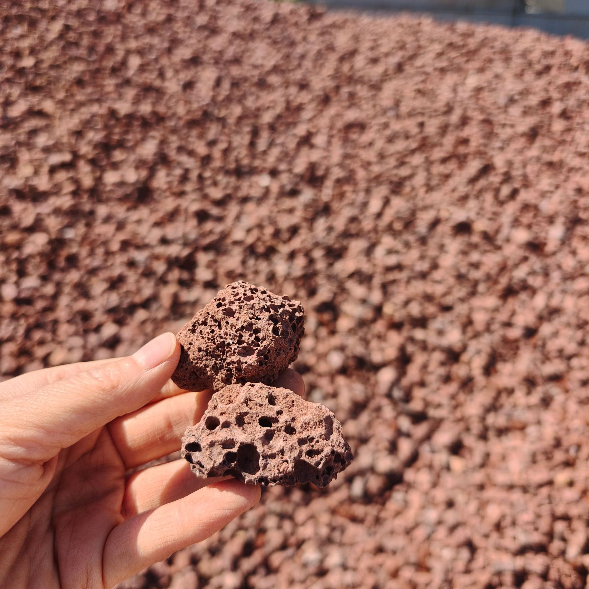 Origin Red Volcanic Stone Particles for Fish Tank Landscaping, Volcanic Rock Flower Pots for Decoration, Red Volcanic Stone in Stock