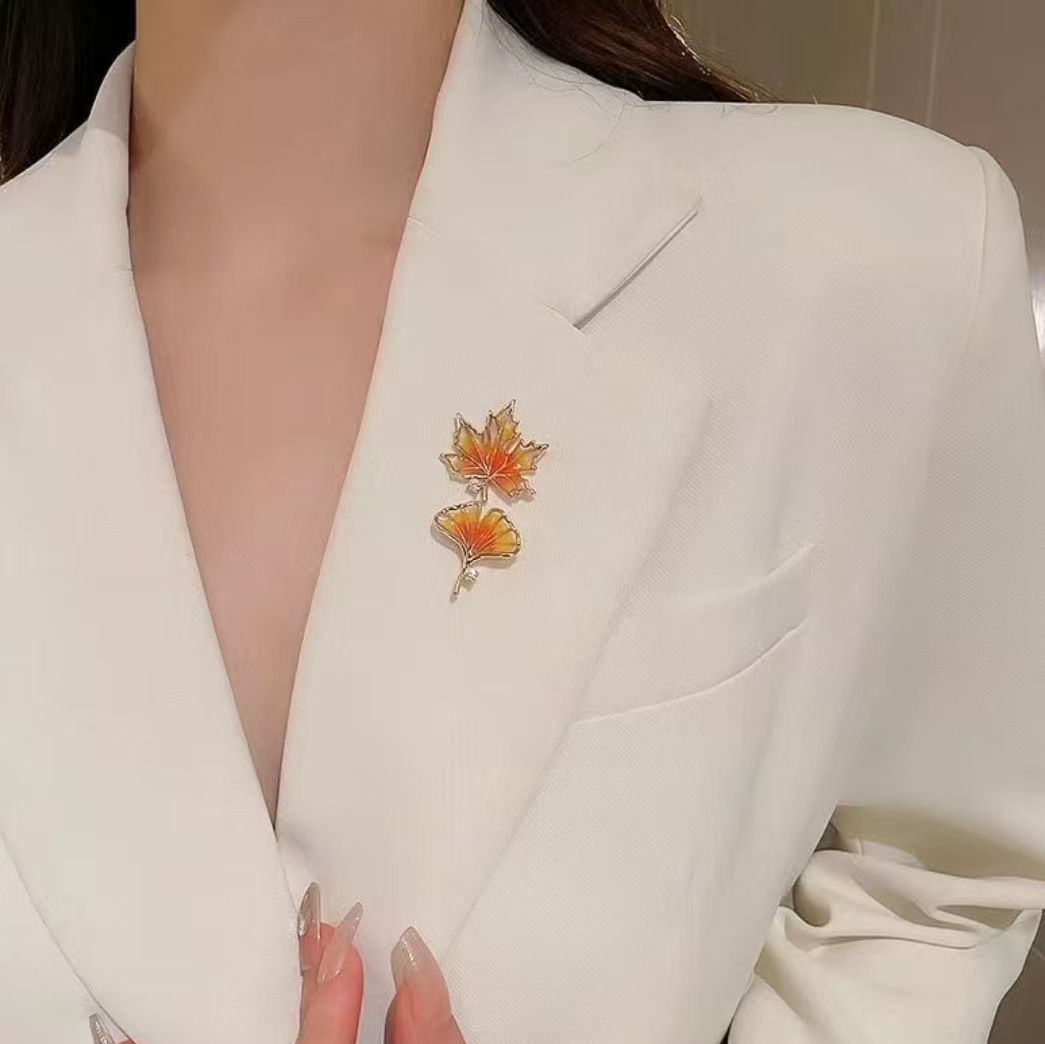 Брошь в виде кленового листа с ринстонами, нишевый дизайн, элегантный аксессуар для воротника, антикоррозийная брошка