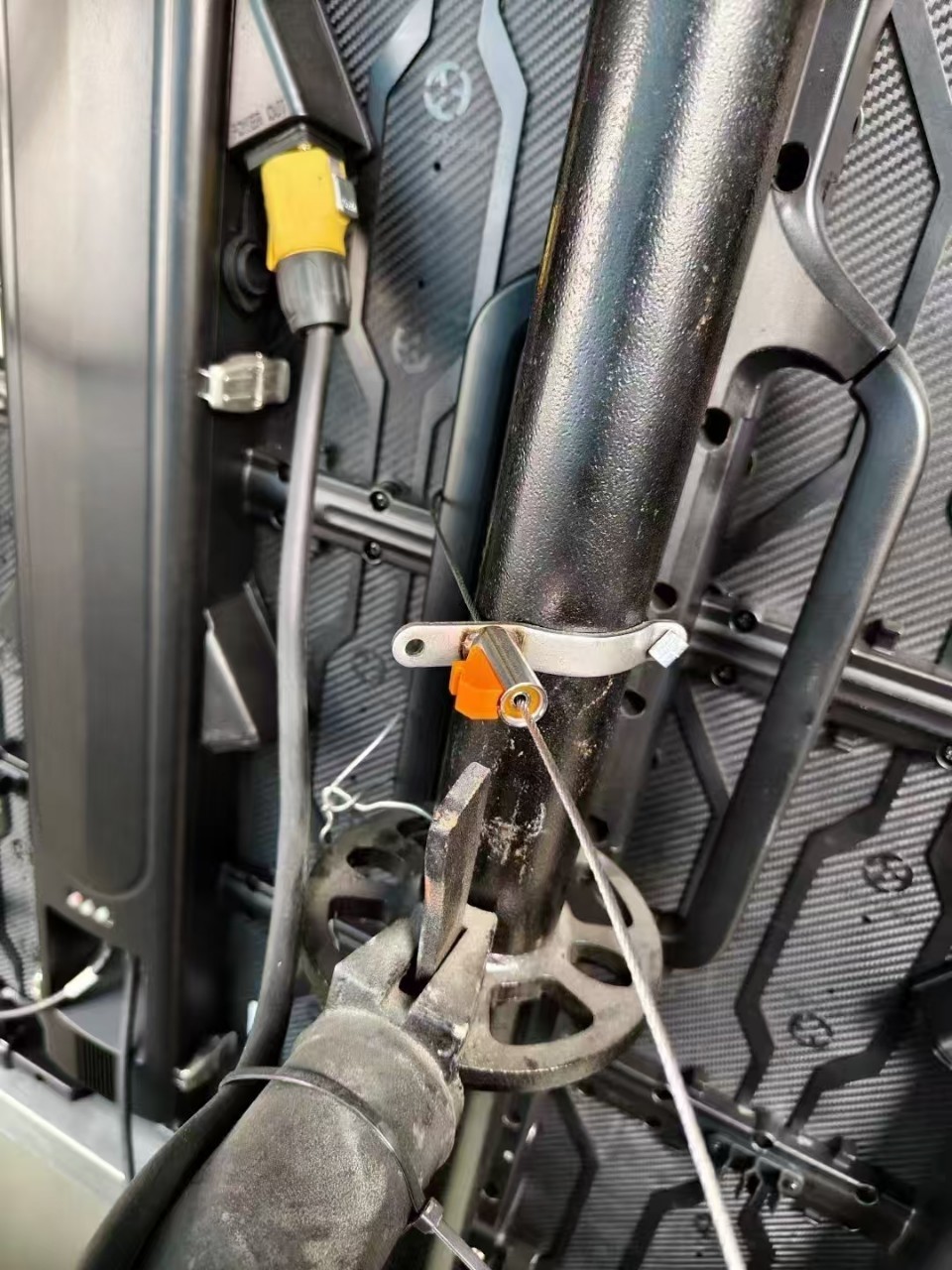 The New Steel Wire Rope Lock Can Support a Maximum of 200kg Kilograms, Making It the Best Choice for Led Screens under Tension
