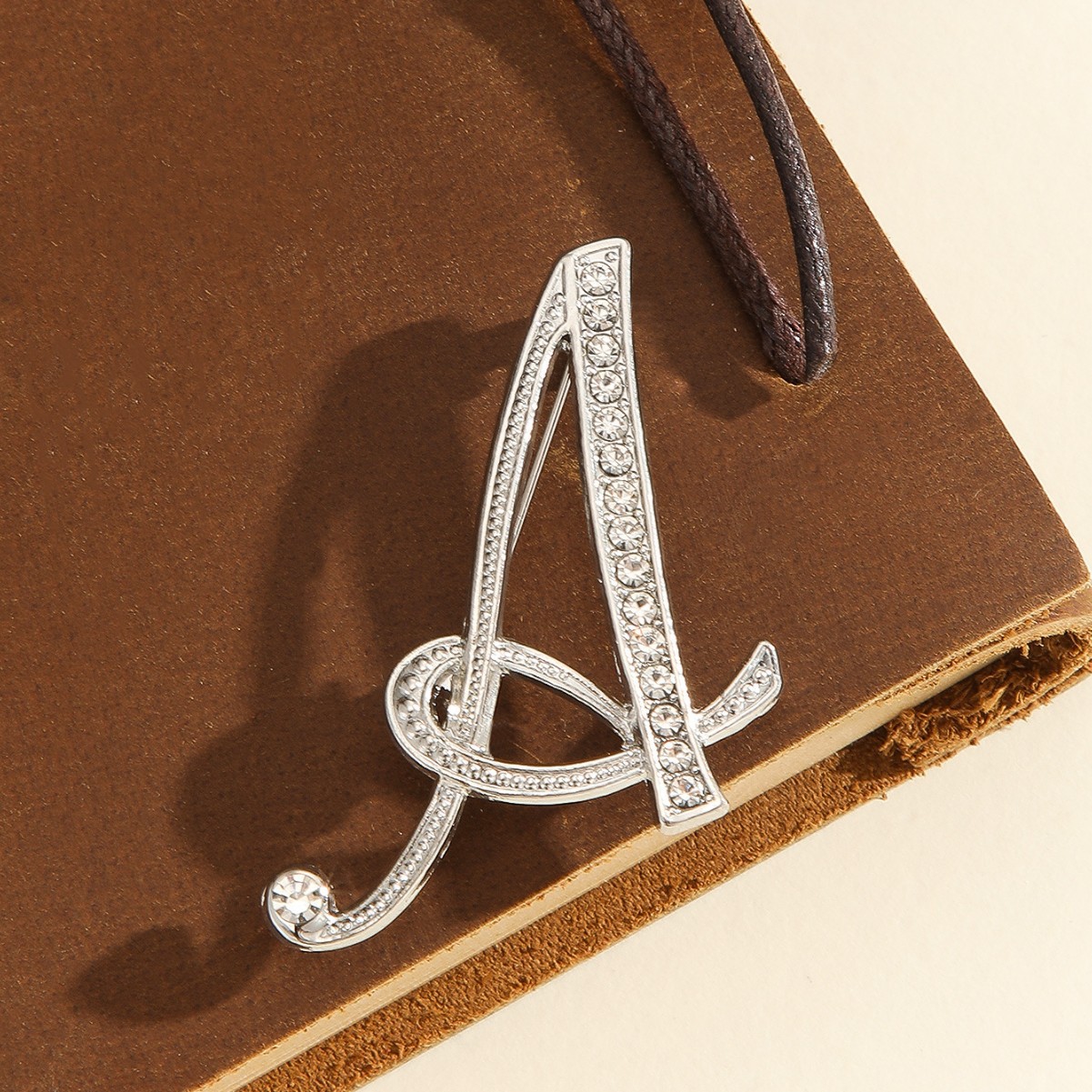 Korean-Style Rhinestone 26-Letter Alphabet Brooches, Elegant and Sophisticated Alloy Brooches with Rhinestones, Wholesale