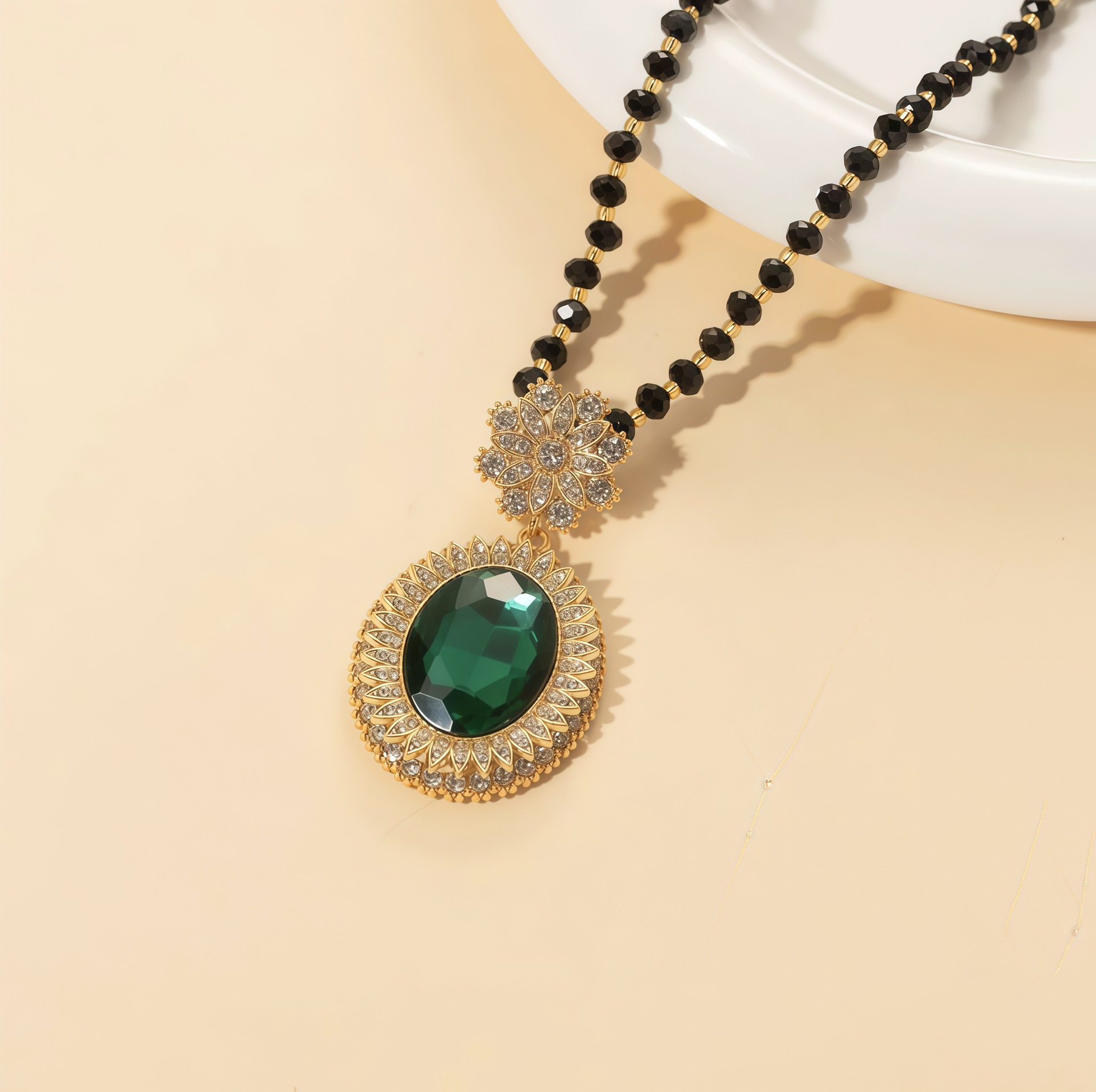 Versatile Long Autumn and Winter Necklace for Women, High-End, Simple and Fashionable Sweater Chain, Retro Luxury and Elegant Clothing Pendant