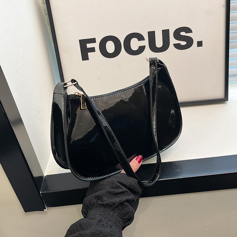 Spring New Women's Shoulder Bag, Stylish Baguette Armpit Bag, Niche Retro Simple Versatile Handbag Wholesale