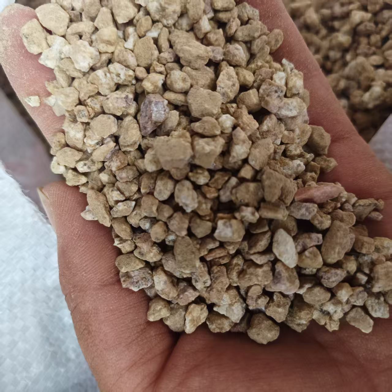 Manufacturer Wholesale Maifan Stone Granular Soil, Nutrient Soil for Succulents, Mixed Soil for Green Plants, Flower Top Dressing Soil, Natural Gold