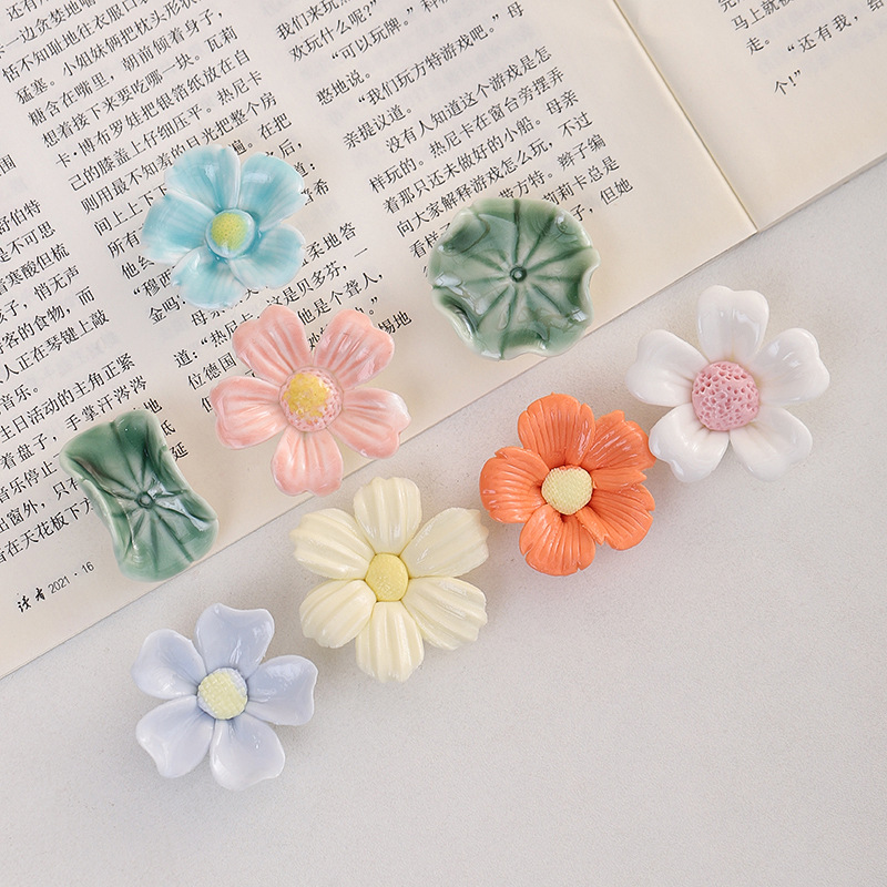 small size Ceramic Hand Kneading Iron Small Flower Dehua Ceramic Hand Kneading Flower Flower Accessories Jewelry Handmade Ornaments