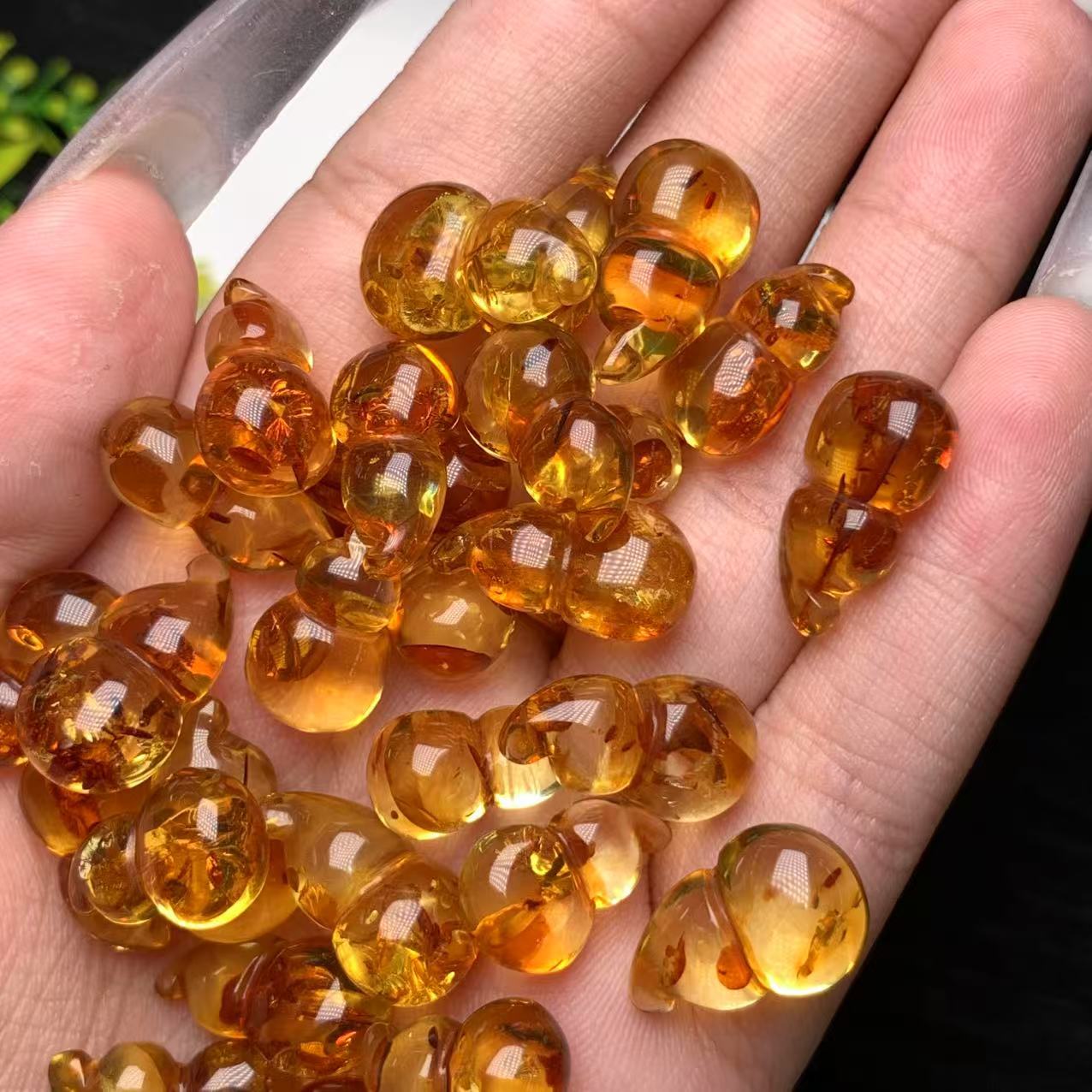 Natural amber flower pear gourd small accessories flowers three-dimensional artistic conception beautiful text play accessories can pond jewelry wholesale
