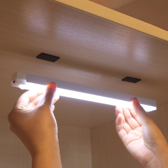 Светодиодный интеллектуальный датчик движения для человека, магнитная длинная беспроводная ночная лампа, перезаряжаемая, для шкафа, винного шкафа, спальни