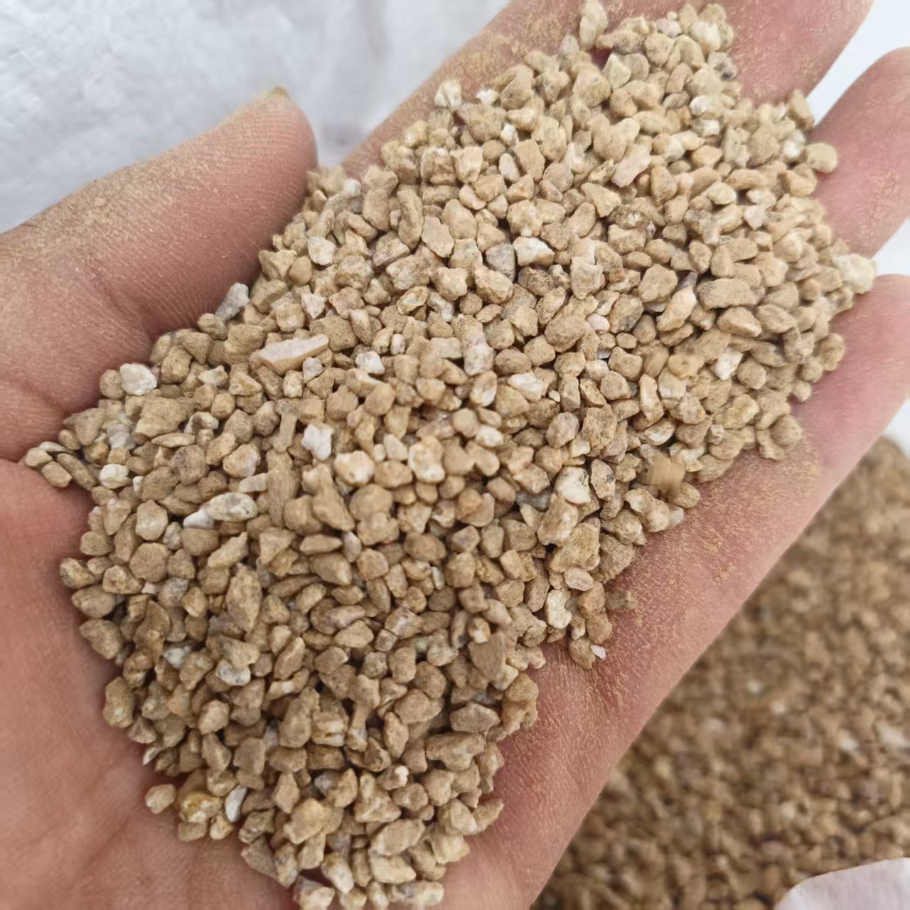 Manufacturer Wholesale Maifan Stone Granular Soil, Nutrient Soil for Succulents, Mixed Soil for Green Plants, Flower Top Dressing Soil, Natural Gold