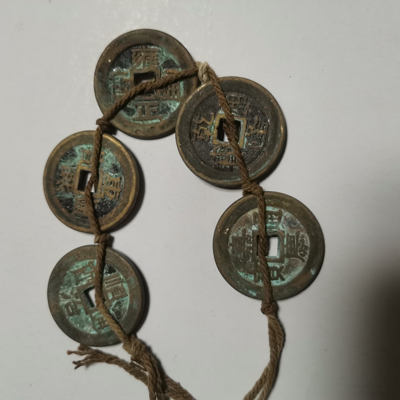 Диаметр 28мм, толщина около 2.3мм, имитация антикварной меди зеленая медная монета на веревке из конопли Пяти императоров династии Цин