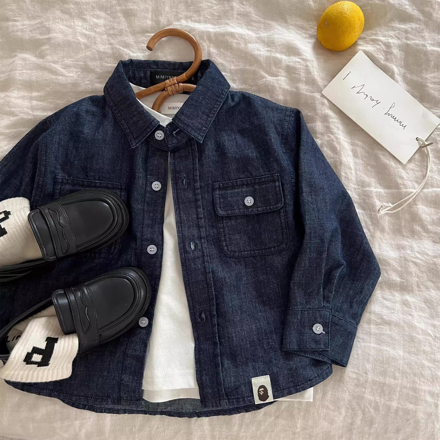 Детская джинсовая рубашка, новая весна 2025 года, для мальчиков и девочек, японский модный бренд, рубашка с отложным воротником, детский верх с длинным рукавом
