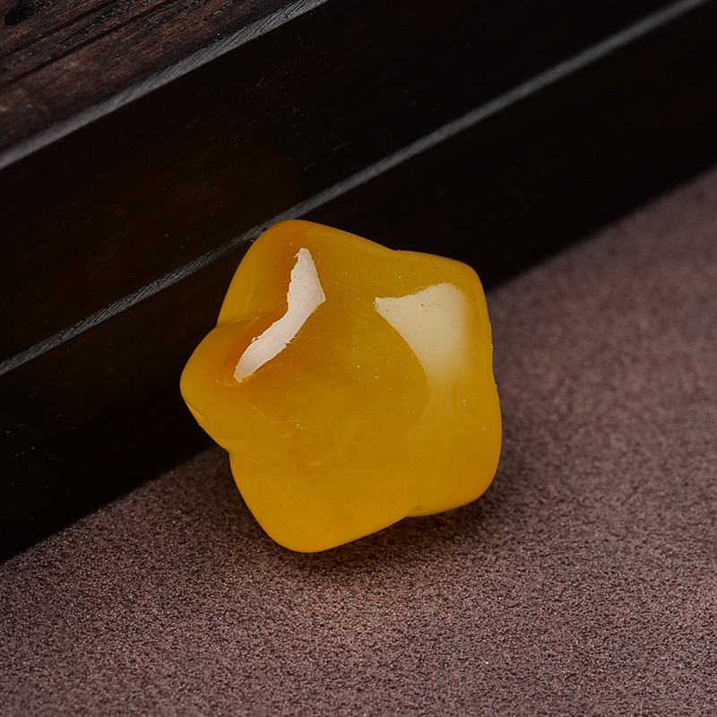 Wholesale Natural Russian Beeswax Four-Leaf Clover, Five-Pointed Star, Amber, Butterfly, Osmanthus High-Quality Accessories Genuine Pendant