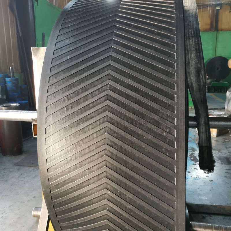 Herringbone Conveyor Belt Grain and Wood Transport Conveyor Belt Climbing and Concave Pattern Anti-Slip Wear-Resistant Flame Retardant Conveyor Belt