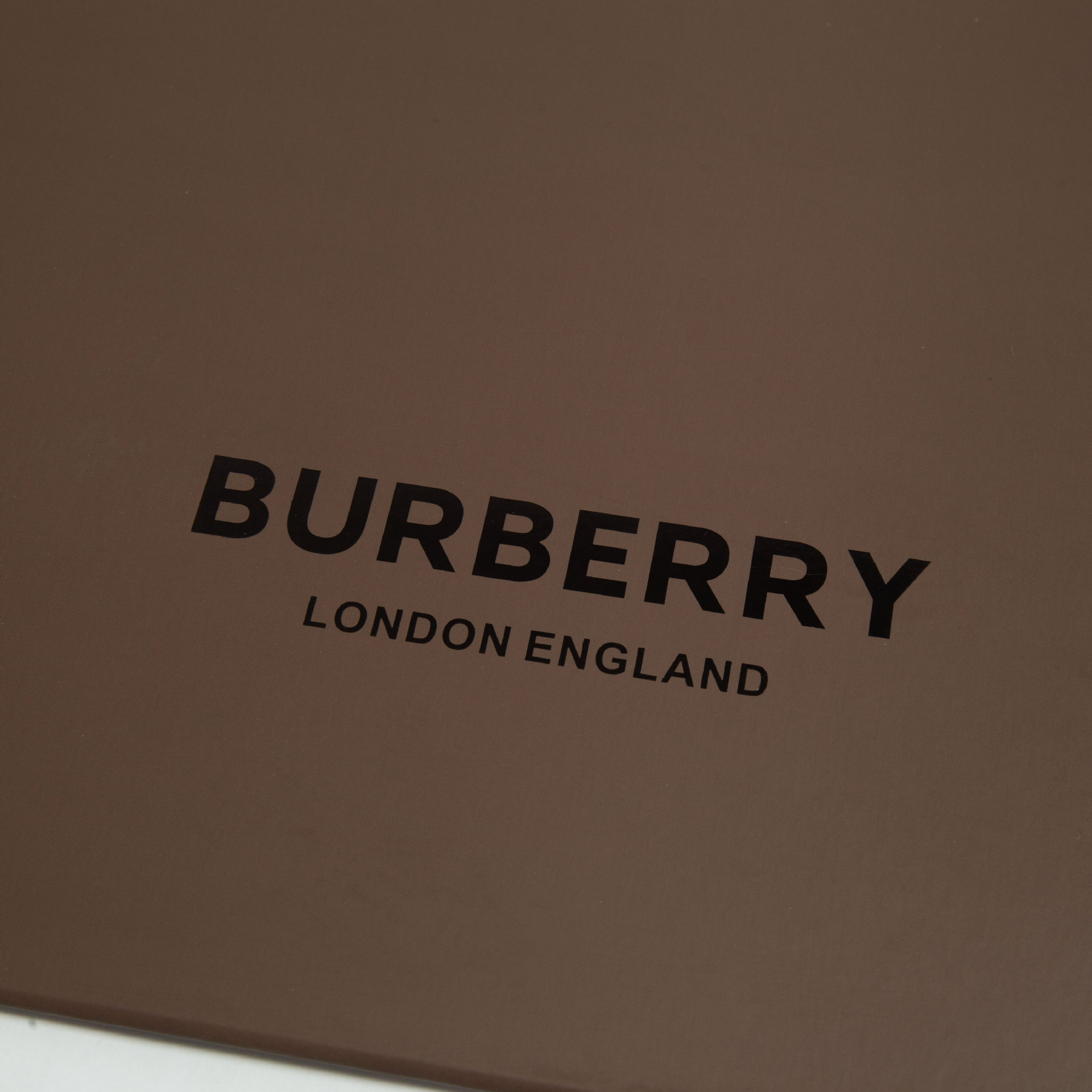 Focus on Quality, One-To-One Replica of European and American Luxury Brand Bur* Coffee-Colored Magnetic Folding Box with Printed Logo