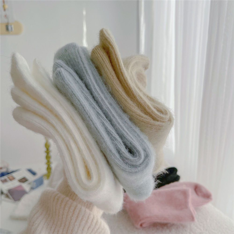 Soft and Fluffy Solid Color Plush Socks for Women, Autumn and Winter Fleece-Lined Warm Mid-Calf Socks for Girls, Cold-Resistant Cotton Socks for Students, Striped