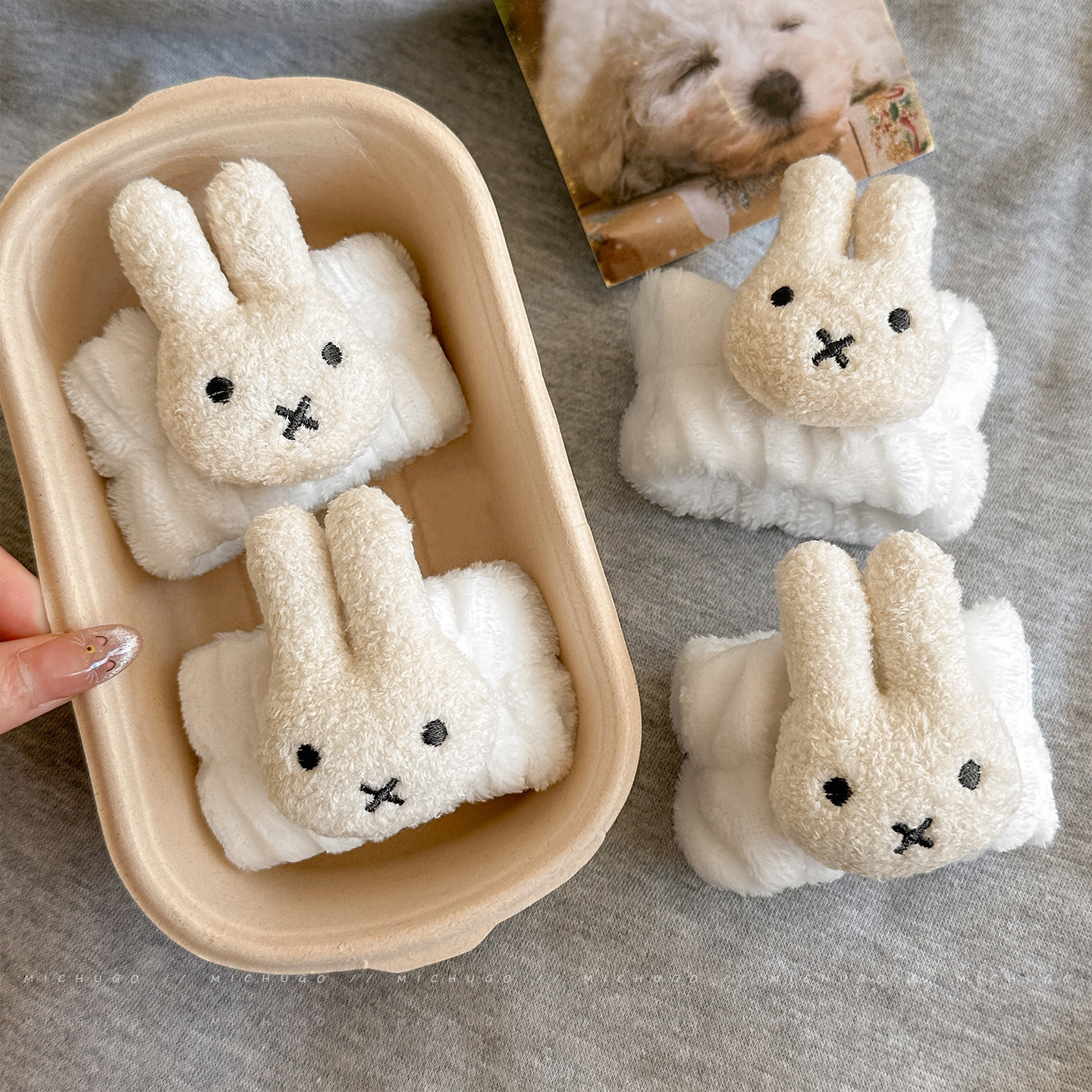 Cartoon Plush Little White Rabbit Hand Accessory for Washing and Shampooing, Absorbent Wrist Strap, Super Cute and Essential for Face Washing