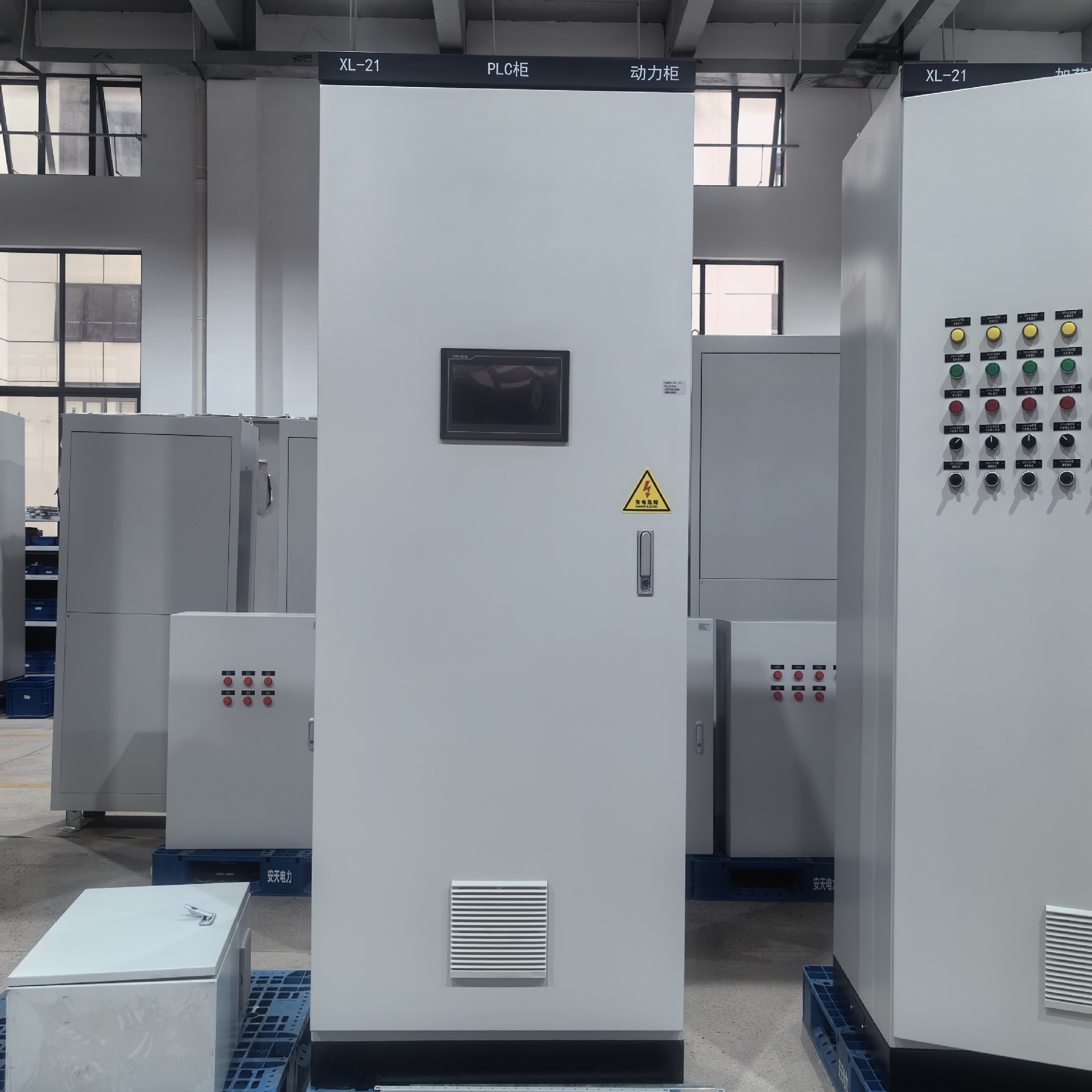 Производитель предлагает распределительные шкафы, шкафы питания, шкафы электронного управления, интегрированные интеллектуальные распределительные коробки, уличные песчаные столы