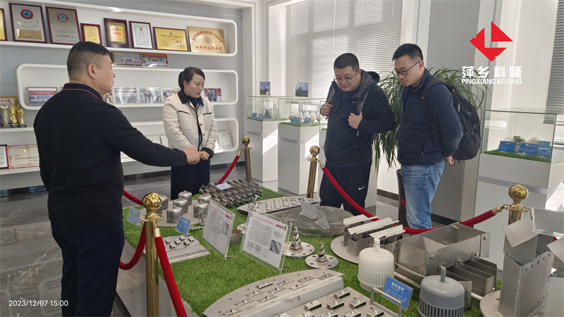 Jiangsu Wuxi Certain Equipment Factory Customer One Line Company Attendance Internal Parts Metal Hook Type Refractor Defogger