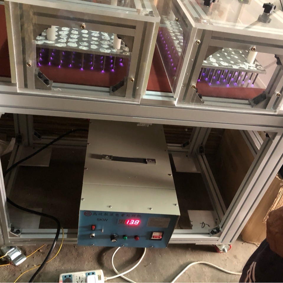 Пластиковая пленка и силикагельный лист, коронный процессор, улучшающий адгезию и не прилипающий к материалу, который нельзя надежно напечатать