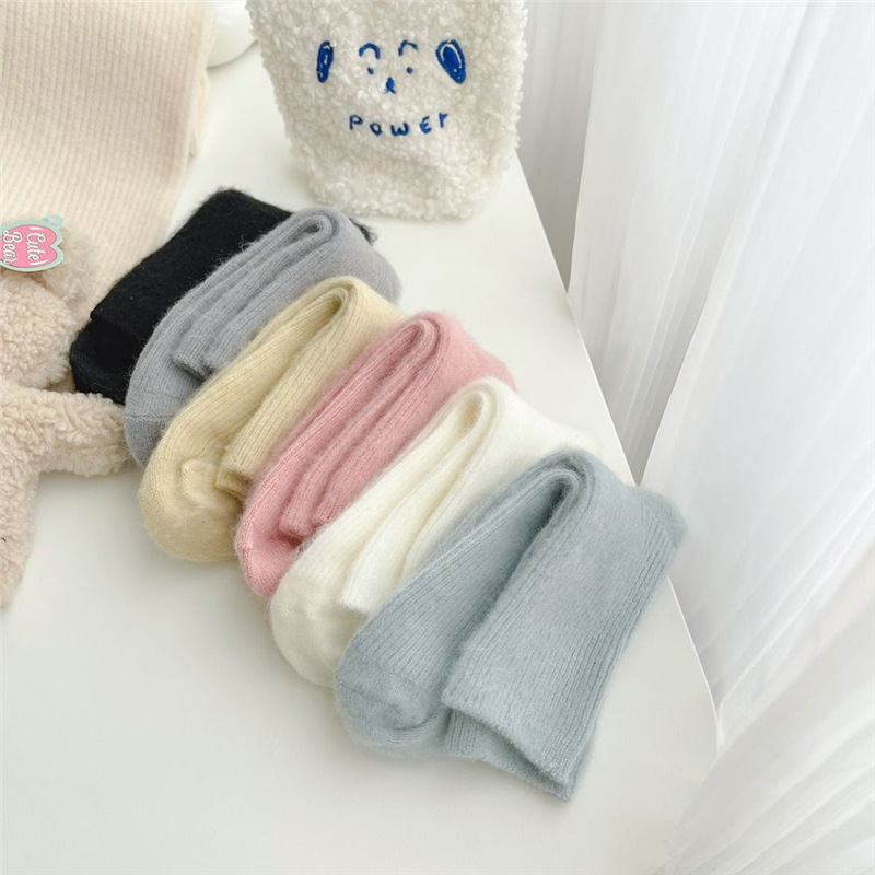 Soft and Fluffy Solid Color Plush Socks for Women, Autumn and Winter Fleece-Lined Warm Mid-Calf Socks for Girls, Cold-Resistant Cotton Socks for Students, Striped