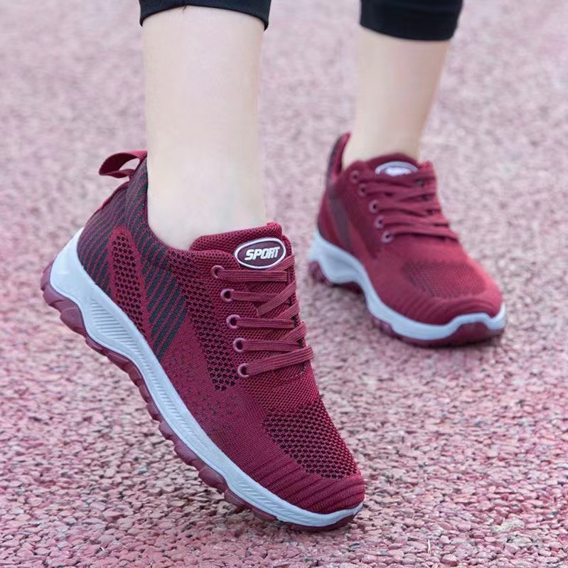 New women's shoes walking casual shoes men and women couple sneaker breathable non-slip flying woven shoes outdoor casual mom shoes