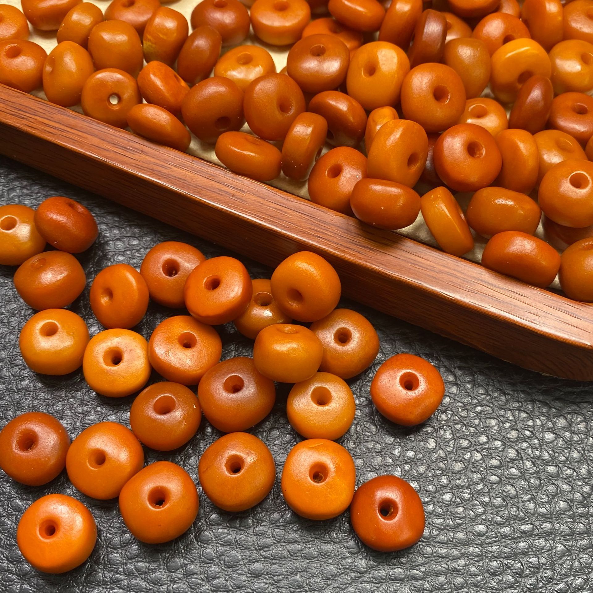 Factory wholesale raw ore beeswax button live broadcast DIY handmade all-match old wax cake old beeswax standard accessories