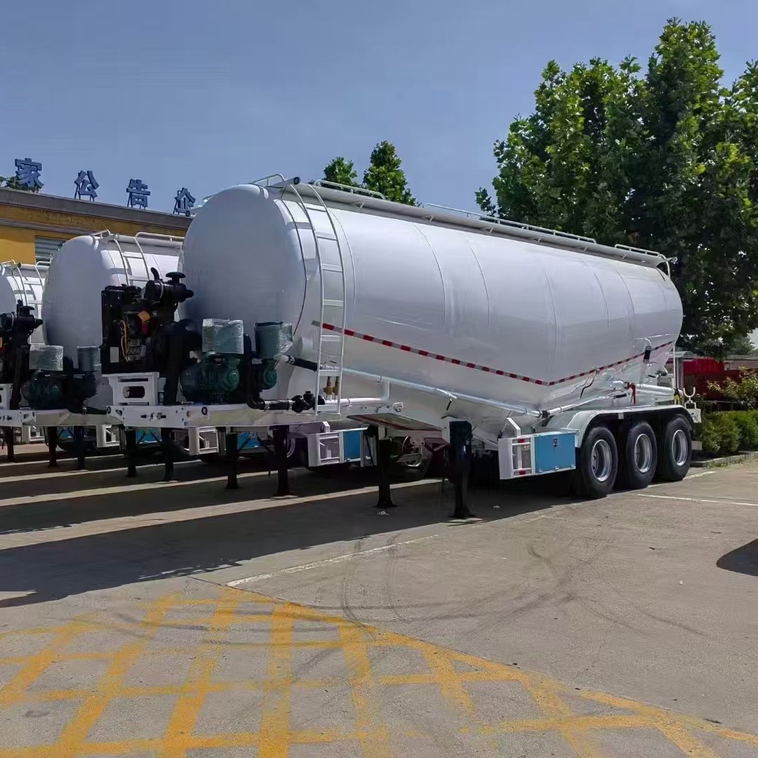 Cross-Border Manufacturers Directly Supply 45-Cubic-Meter Bulk Cement Tankers and 55-Cubic-Meter Dry Mixed Mortar Tankers for Transportation