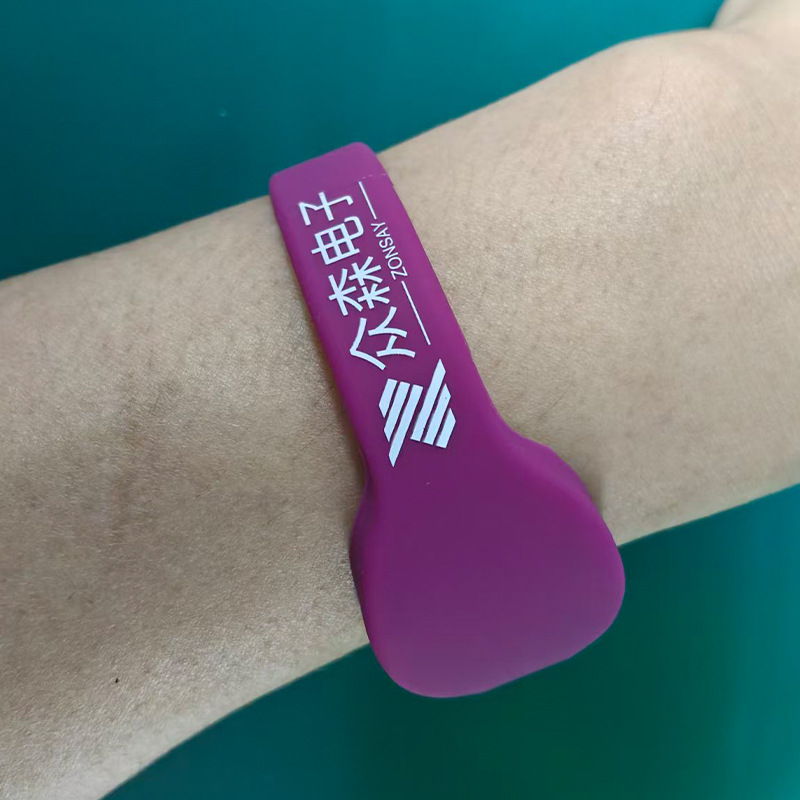 Water Park Rfid Card Wrist Card Id/Ic Silicone Bracelet with Chip Smart Lock Door Card Can Be Customized in Batches