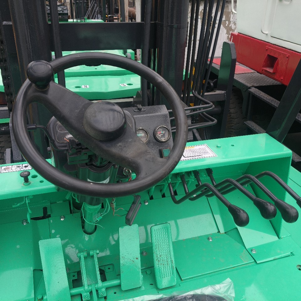 Selling Different Brands of Large and Small Second-Hand Forklifts to the Outside World All the Time at Low Prices