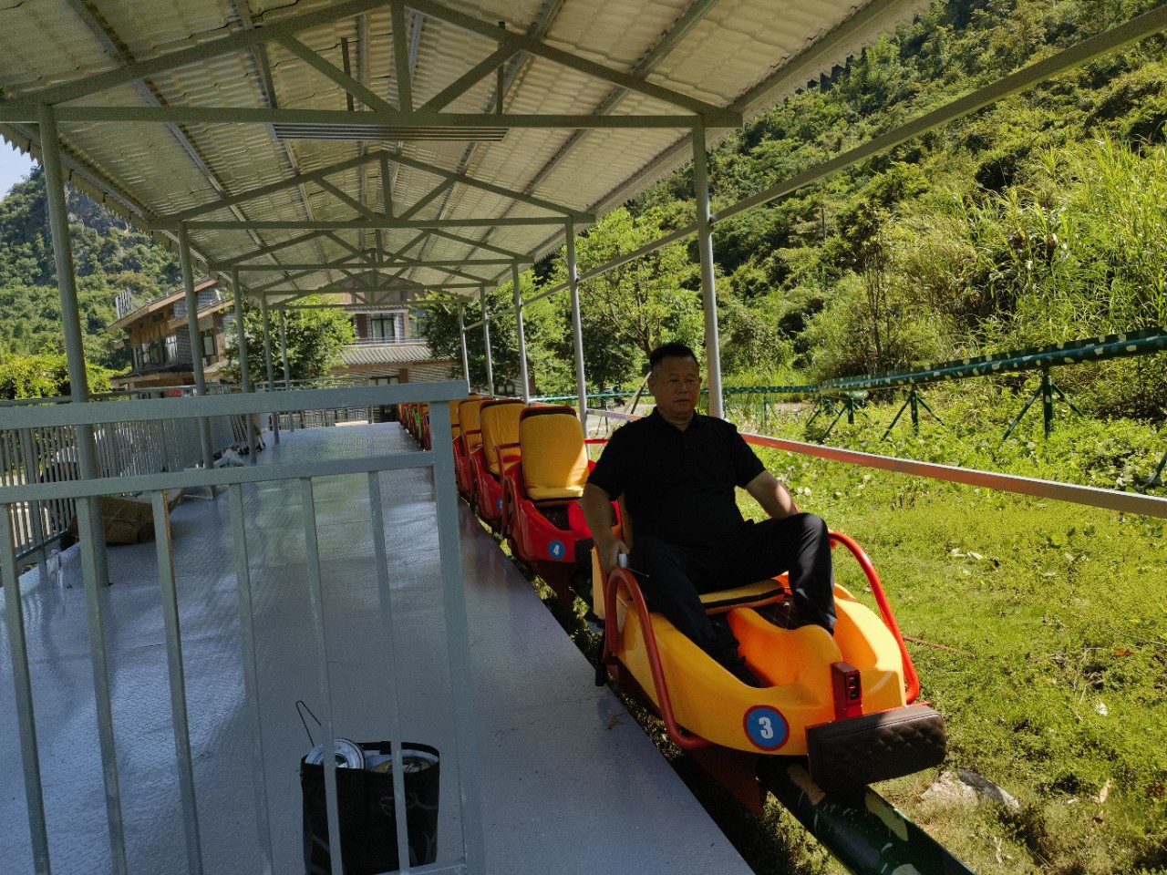 Playing with a Car on a Steel Pipe, Unpowered Pulley, Scan Code to Pay for Pulley, Monorail Pulley