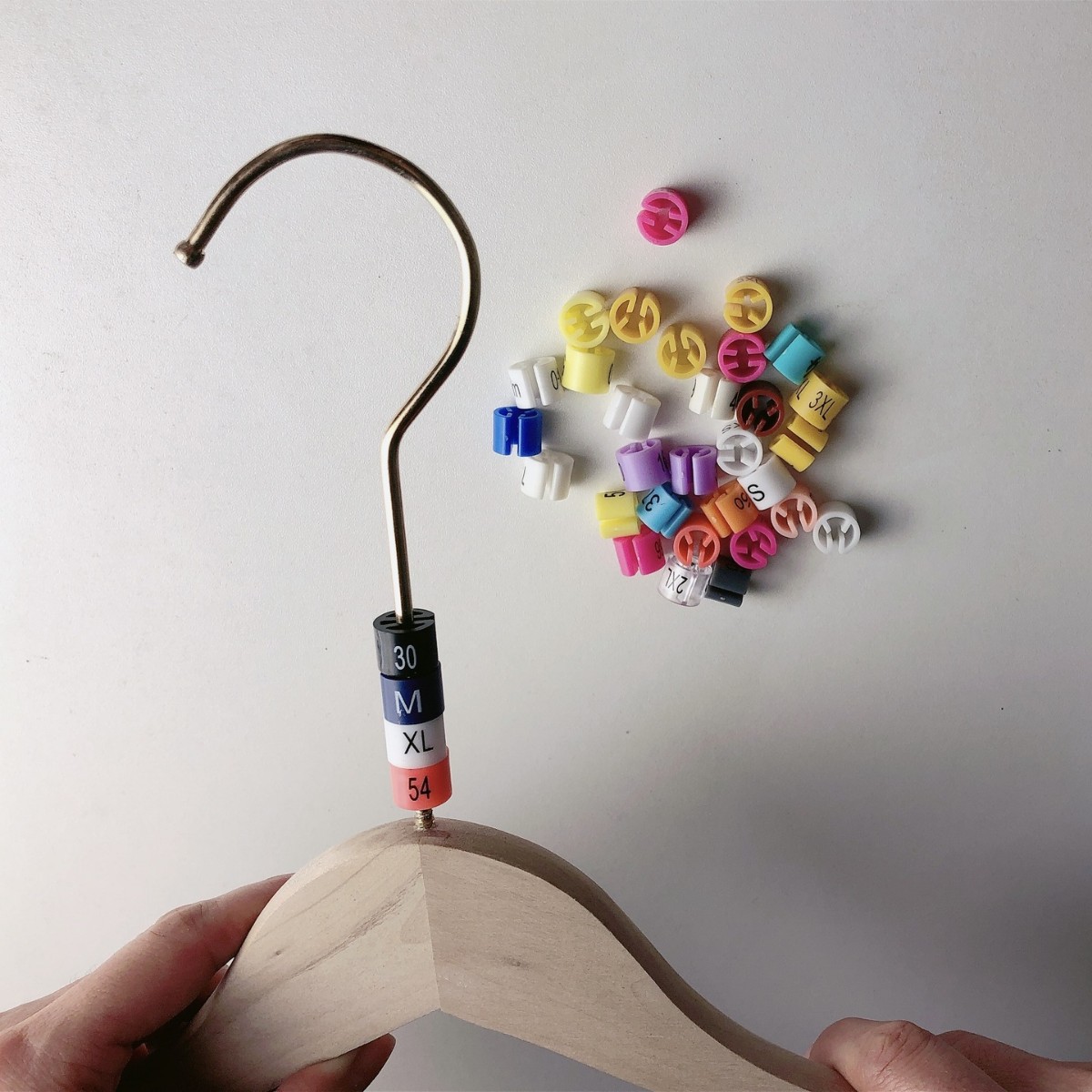 White Xxs-9Xl Size Buckle Counter Display Creative Storage Hanger Plastic Size Ring Clip Shoe Buckle