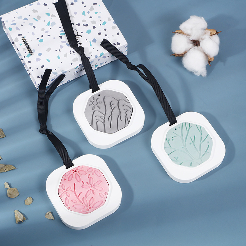 Оптовая продажа ароматических таблеток для автомобиля с рельефным гипсом, подвески для шкафа, ароматы для автомобиля