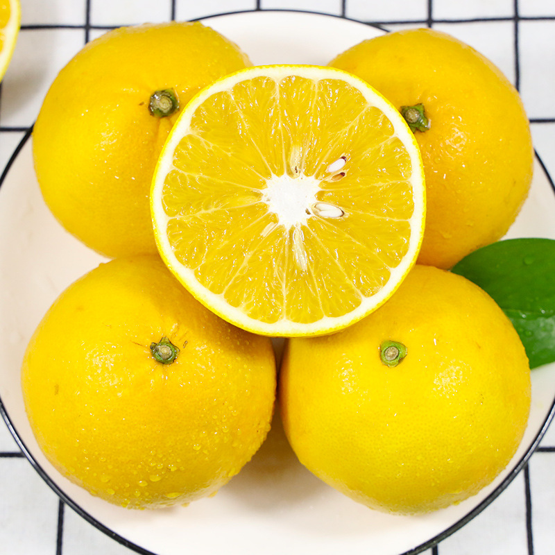 Сочный золотой грейпфрут, свежий сезонный фрукт, желтая мякоть, сладкий медовый грейпфрут