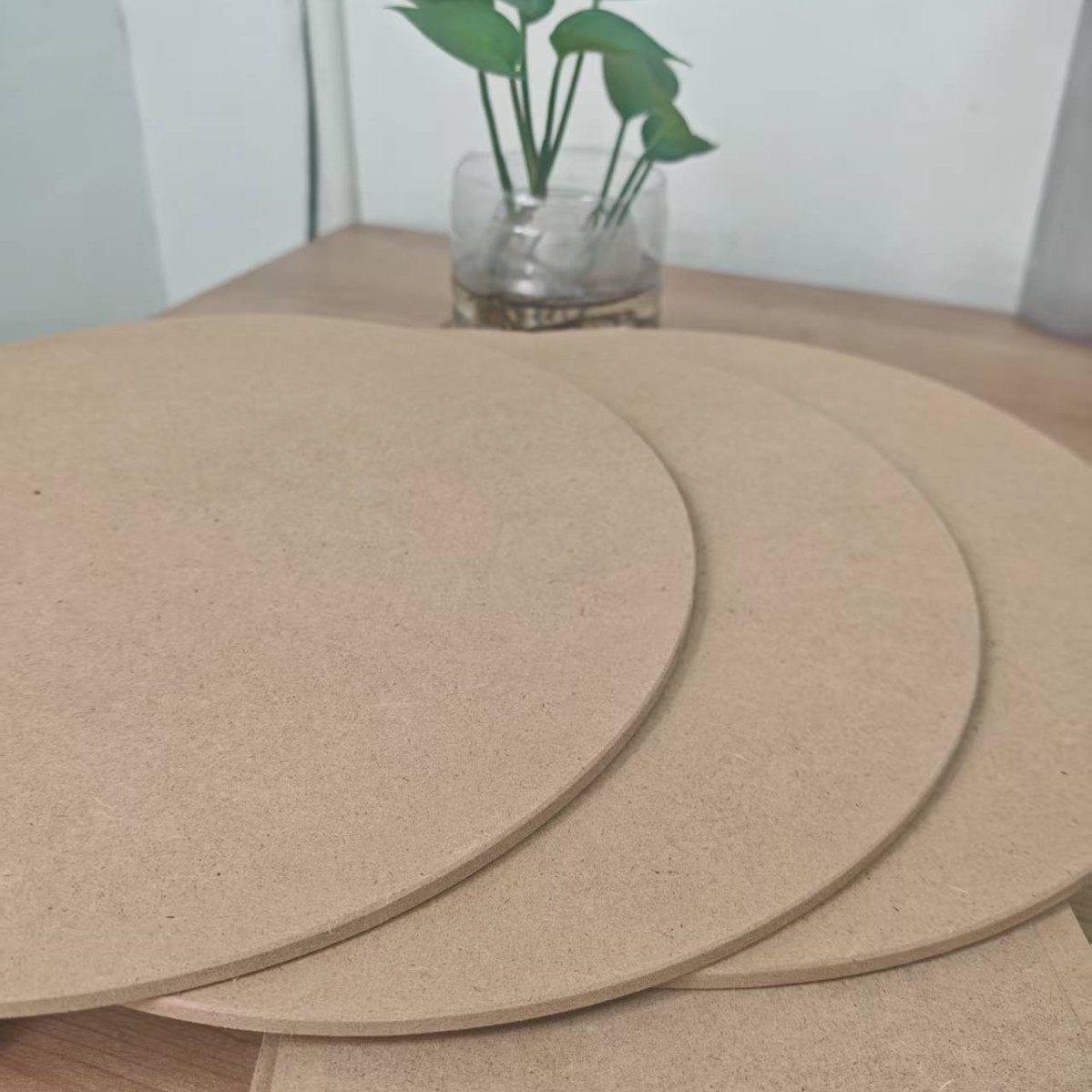 Древесноволокнистая плита МДФ, круглая древесноволокнистая плита, шлифовка краев, фрезеровка, принимаем заказы.