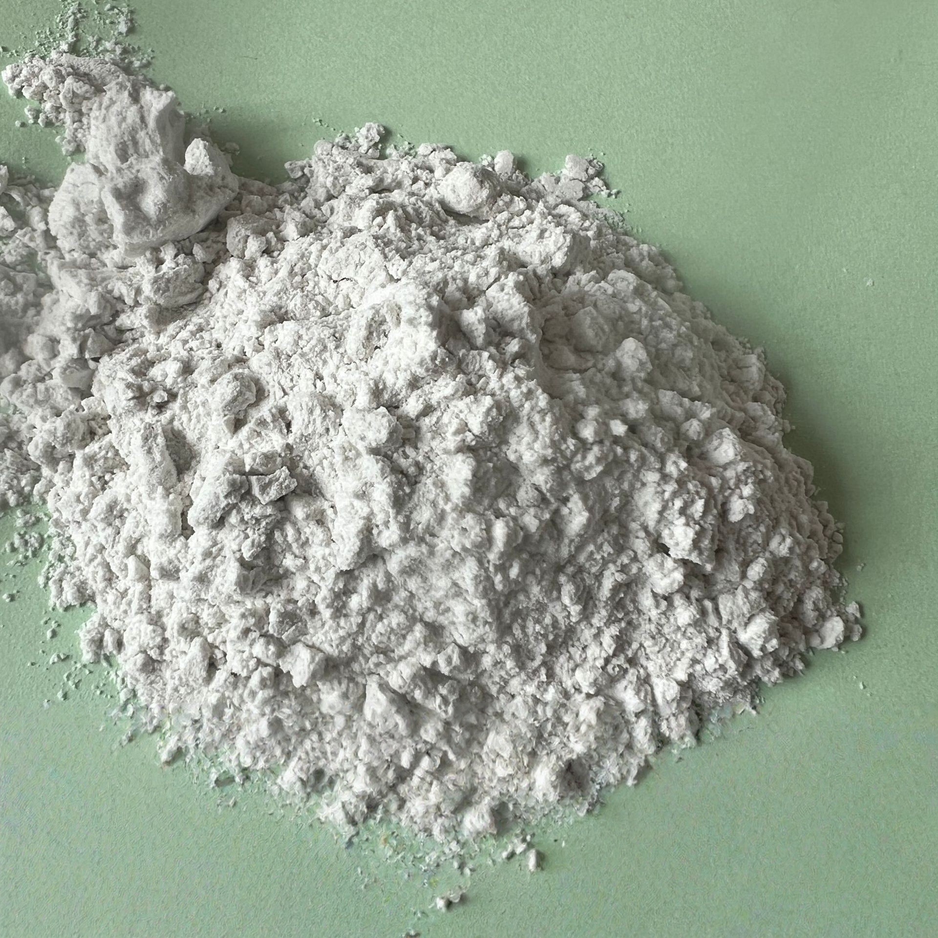 High White Chamosite Powder for Ceramic Glaze 200 Mesh Powder Alumina >21% Sodium Oxide >9%