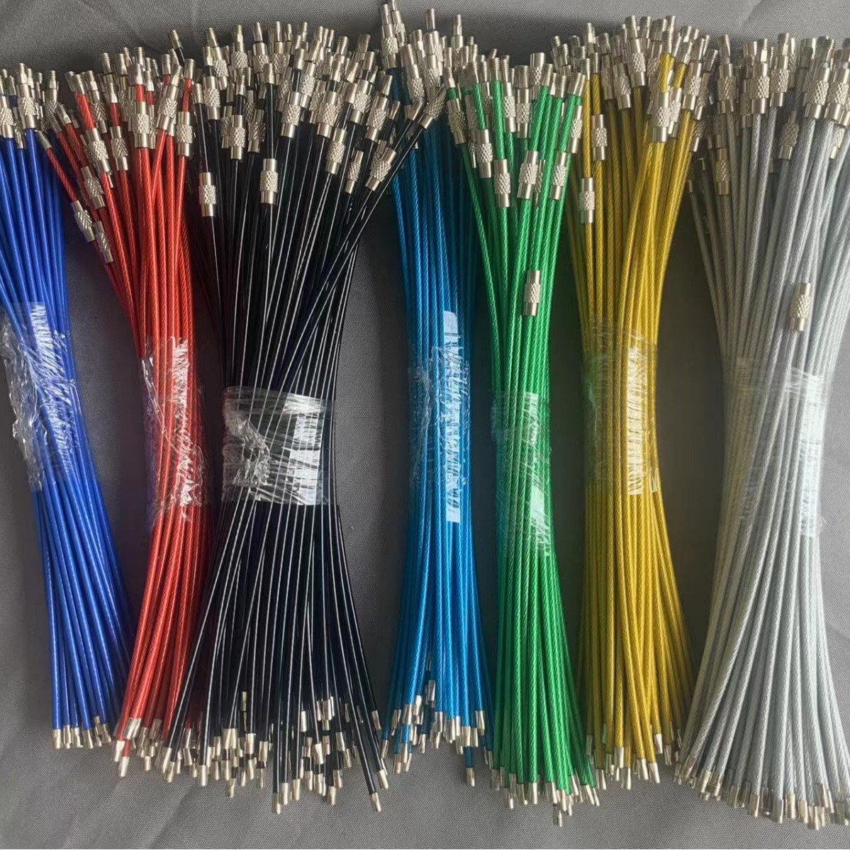 Разнообразные замки для стальной веревки с резиновыми кольцами и цветными покрытиями