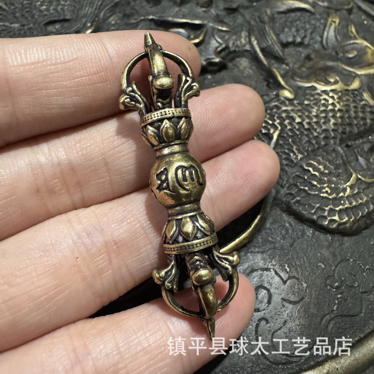 Латунный пестик с шестисимвольной мантрой