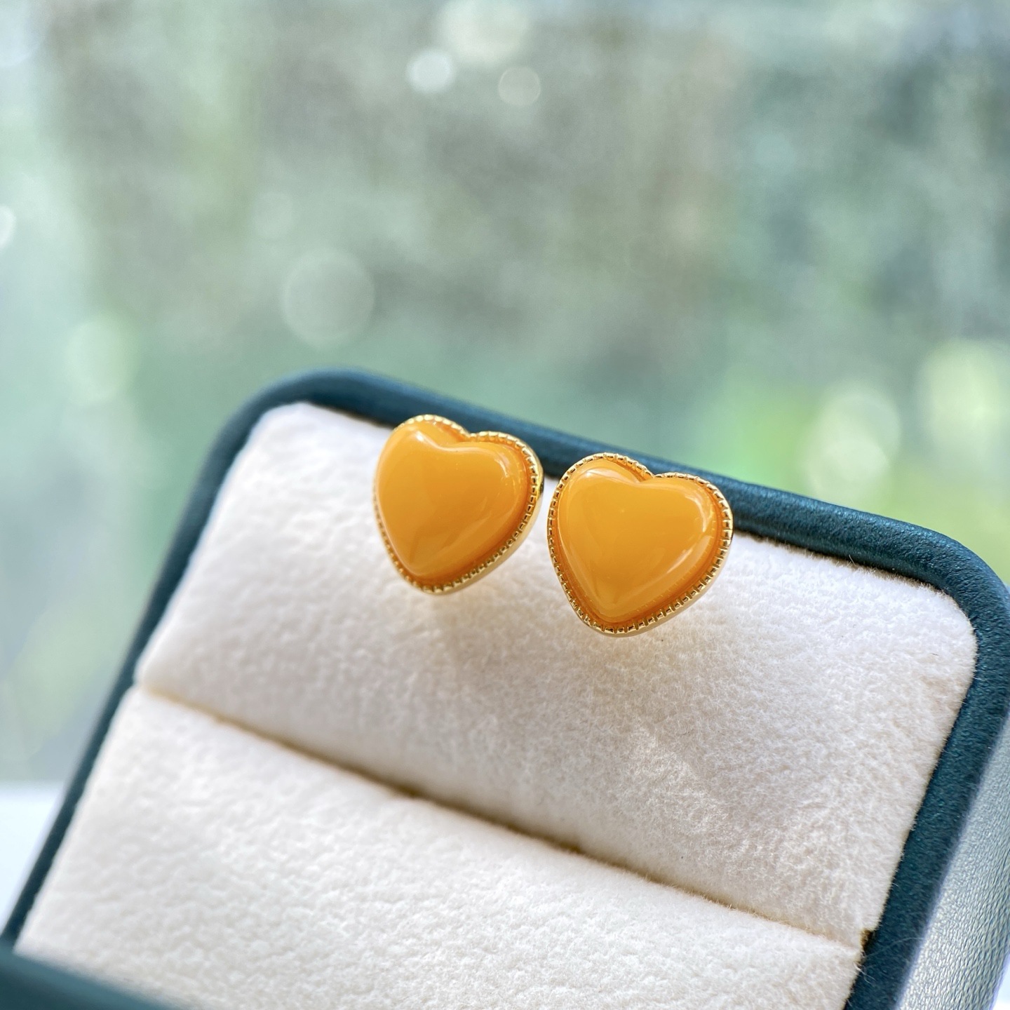 Natural Chicken Oil Yellow Beeswax Heart Earrings S925 Sterling Silver Inlaid Beeswax Heart-Shaped Earrings Can Be Issued with a Certificate of Appraisal