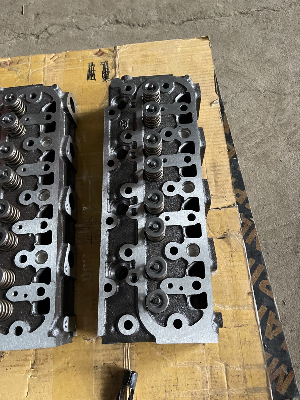D902 D1105 Cylinder Head Assembly
