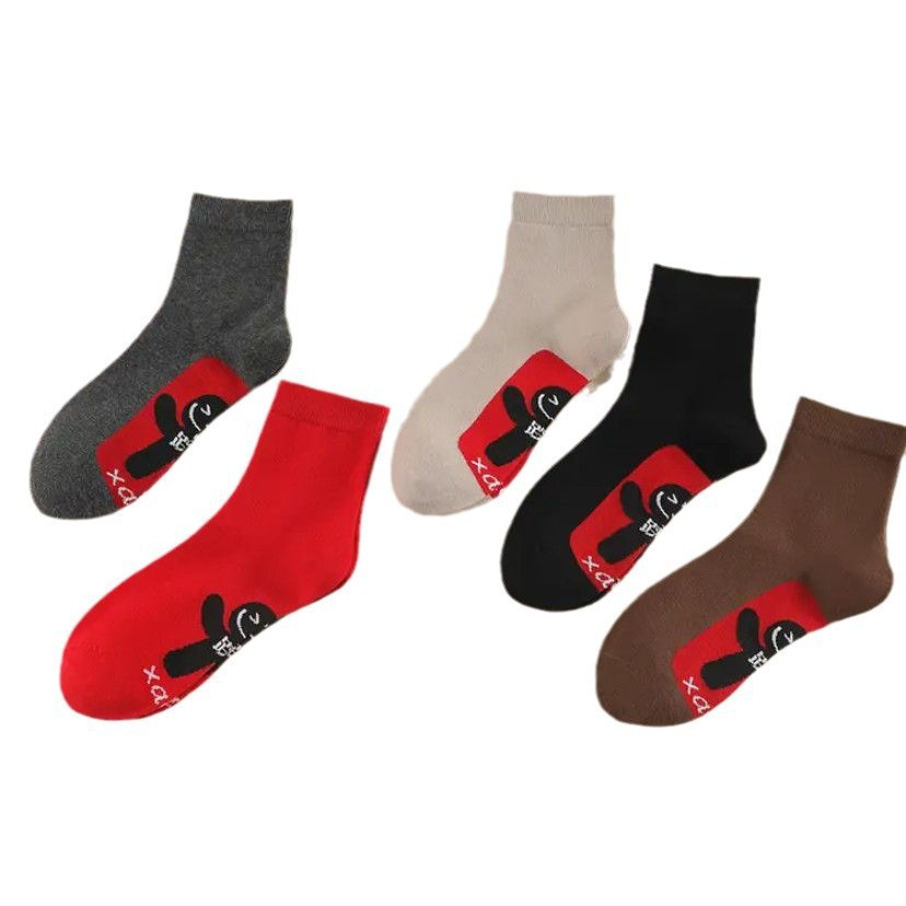 Autumn and Winter Red Socks for Men and Women, New Mid-Tube Cartoon New Year Socks, Bright Red Trendy in Stock