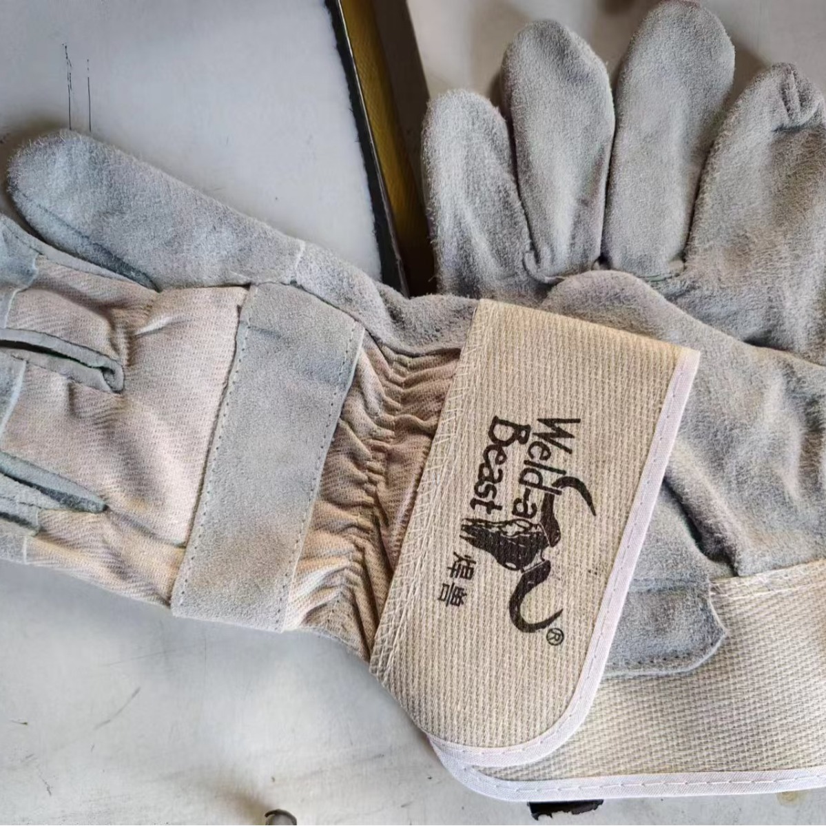 Short welding gloves
