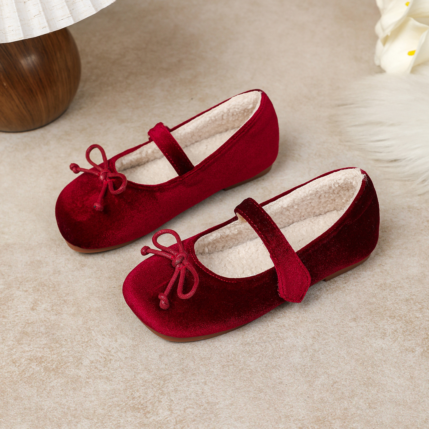 Обувь для детей в корейском стиле, новая зимняя модель 2026 года для девочек, бархатные кожаные туфли с бантом, теплые хлопковые тапочки с флисовой подкладкой