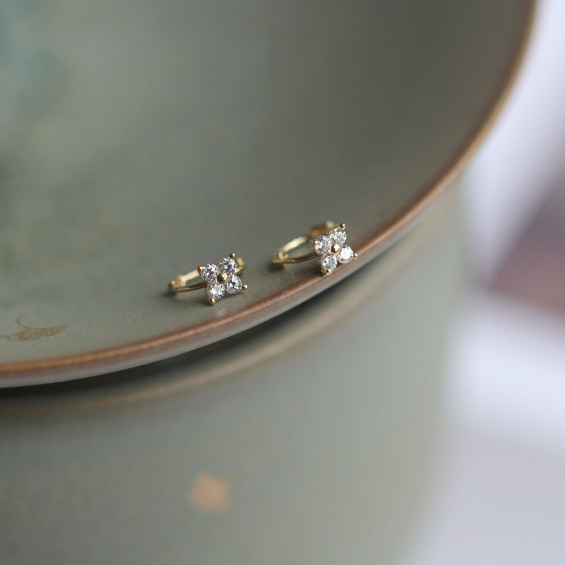 Mini Four-Leaf Flower Earrings Pure 9K Gold Zircon Elegant Simple Small Earrings Ear Cuff 621Ok