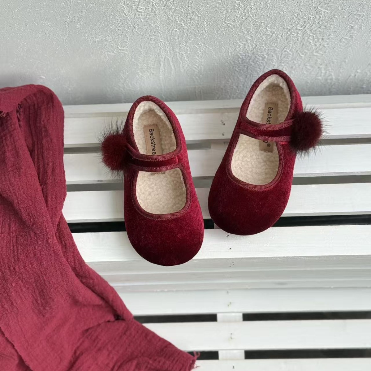 Girls' Flats 2025 Autumn and Winter New Velvet Princess Shoes Cute Fur Ball Mary Jane Flats Soft Sole Versatile for the New Year