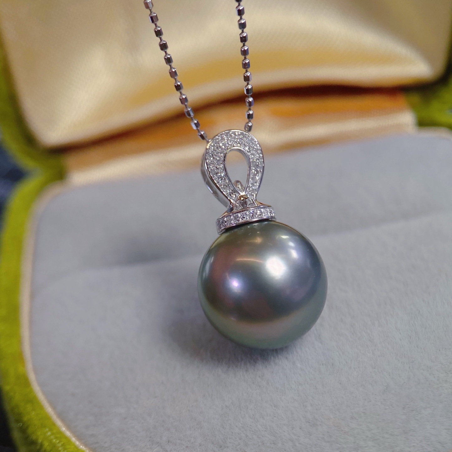 Аксессуары из платины Pt900 Кулон в форме капли воды с бриллиантом D0.08Ct, изображение с бусинами 12-13мм без цепочки с бусинами