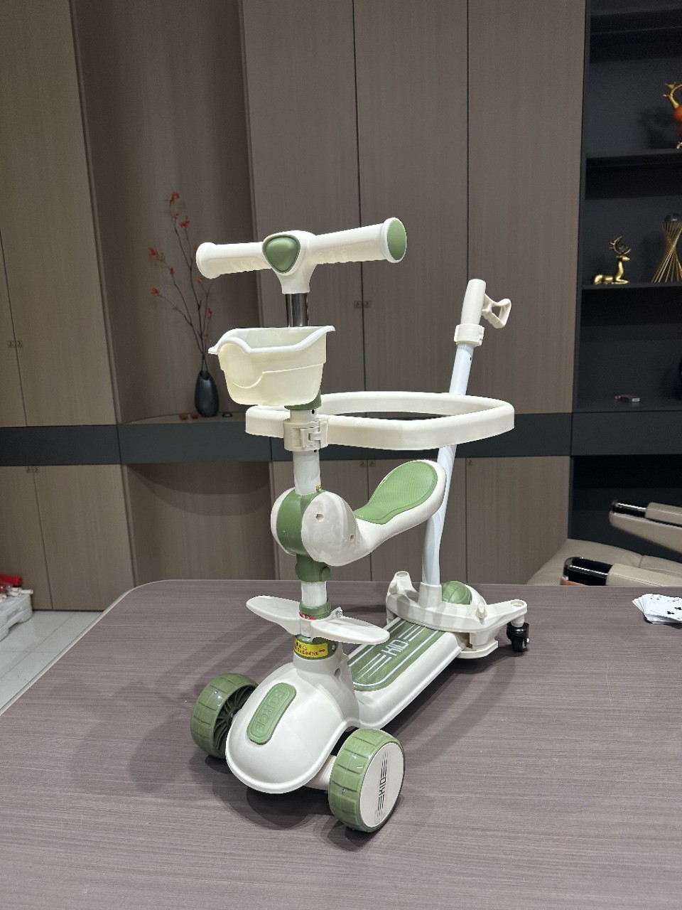 6-in-1 Children's Scooter Multifunctional for Ages 0-8, Suitable for Boys and Girls, Can Be Used as a Pedal Bike, Sit-On, Push, and Slide Toy Car