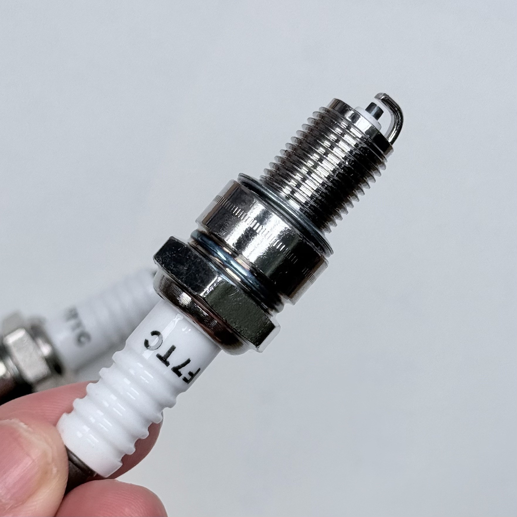 Cross-Border F7Tc Micro-Tiller Gasoline Engine F5Tc Universal Spark Plug Engine 168/188 Spark Plug Nozzle
