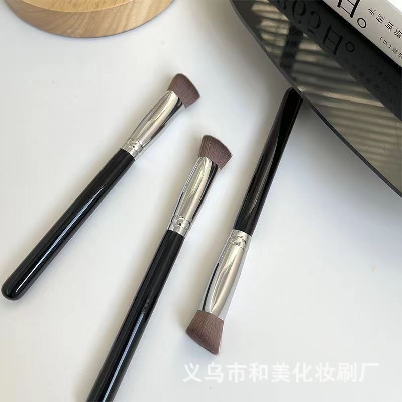 Triangle High Glow Brush Iron Brush Concealer Brush Face No Mark Foundation Brush Brightening Brush Soft Hair New Cosmetic Brush Cross Border