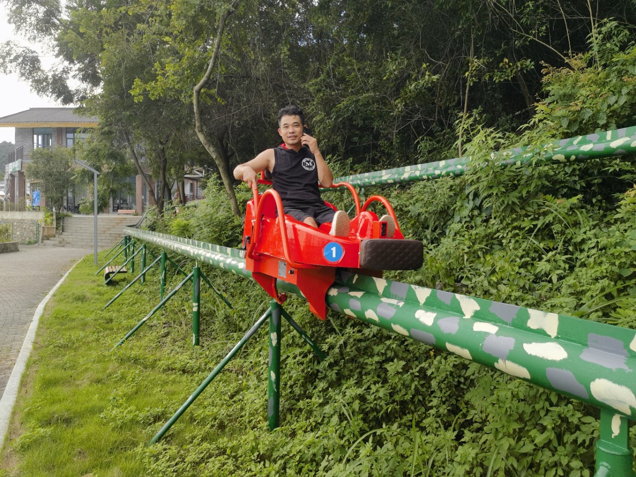 Игра с машинкой на стальной трубе, безмоторный блок, сканируйте код для оплаты за блок, монорельсовый блок